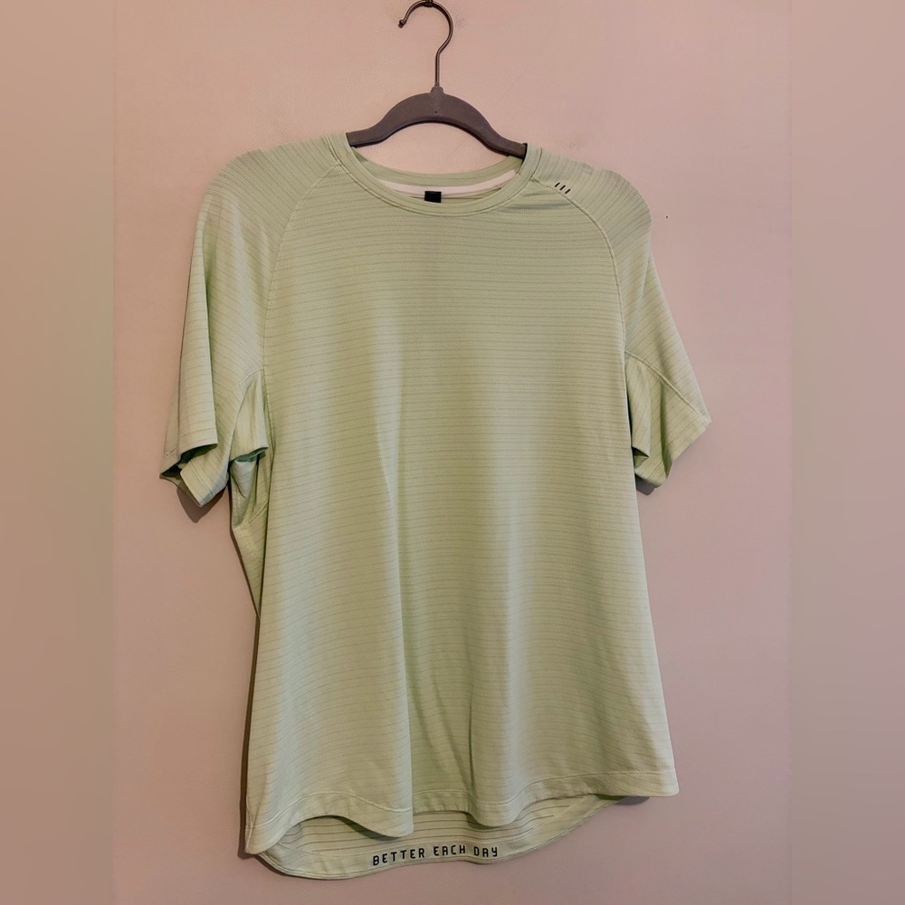 Men’s Lululemon Light Green Athletic Shorts Sleeve Tee Sz M Medium